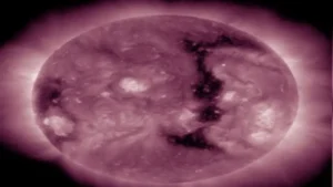 عواصف مغناطيسية تضرب الأرض بسبب ثقب إكليلي واسع في الغلاف الجوي للشمس